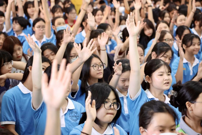 Ni sư Hương Nhũ thuyết giảng tại Khóa tu mùa hè chùa Hoằng Pháp